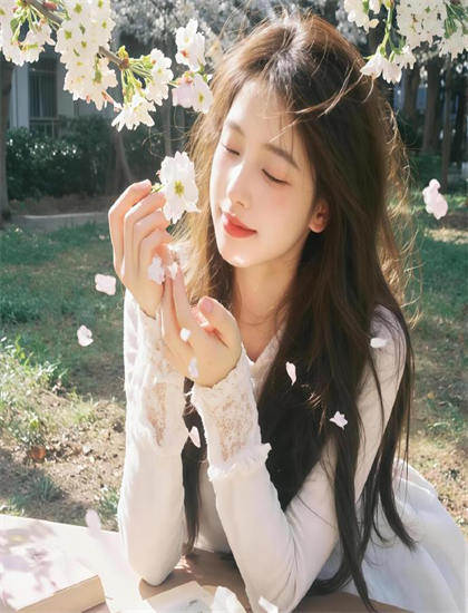 最新：《找借口拍的女后辈自拍》新旧版对比惊艳四座的：技术进步与改编差异